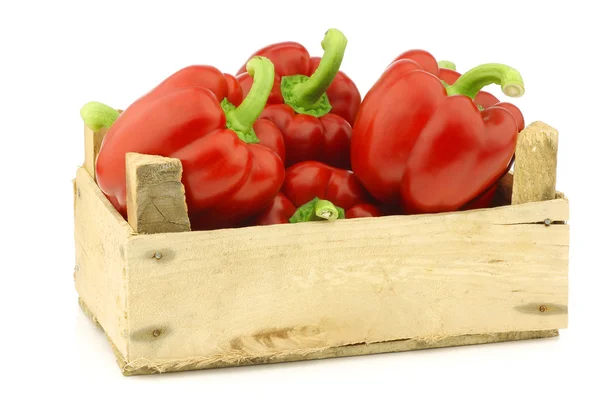 Peperoni rossi freschi (peperoni) in una cassa di legno — Foto Stock