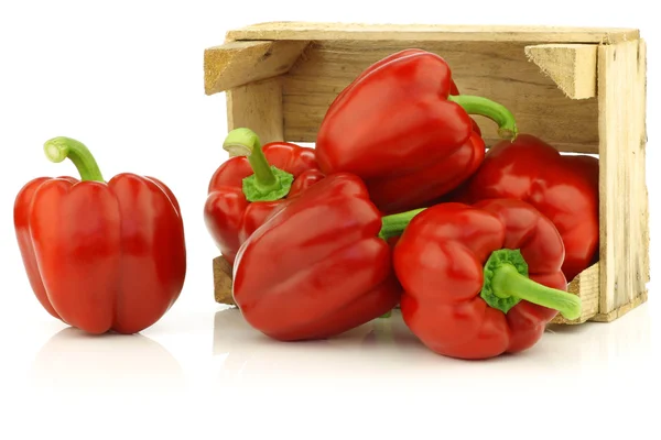 Čerstvé červené papriky (kapie) v dřevěné bedně — Stock fotografie