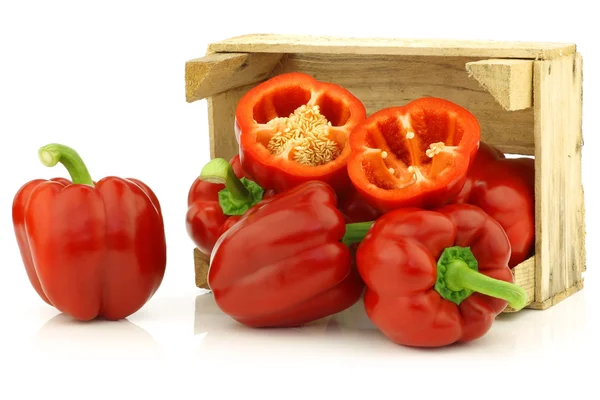 Verse rode paprika (capsicum) in een houten krat — Stockfoto