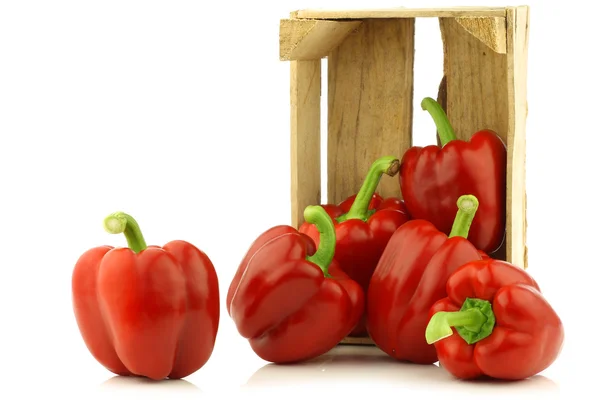 Fresh red bell peppers (capsicum) in a wooden crate — Stock Photo, Image