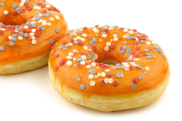 Помаранчеві пончики з червоними, білими та синіми зморшками — стокове фото