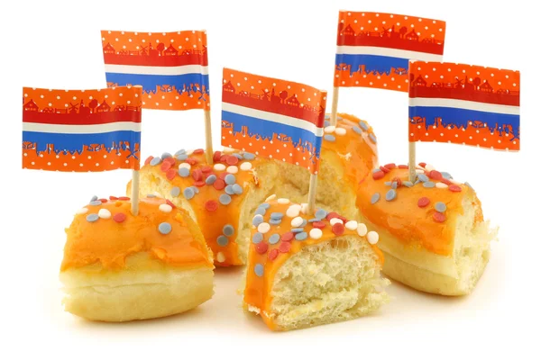 Piezas de rosquilla naranja con salpicaduras rojas, blancas y azules y mondadientes de bandera —  Fotos de Stock