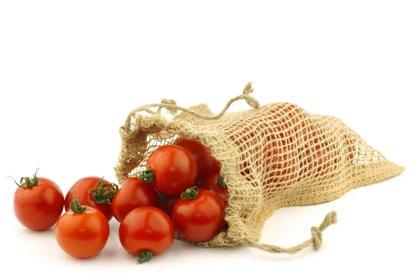 Tomates frescos en una bolsa de arpillera —  Fotos de Stock
