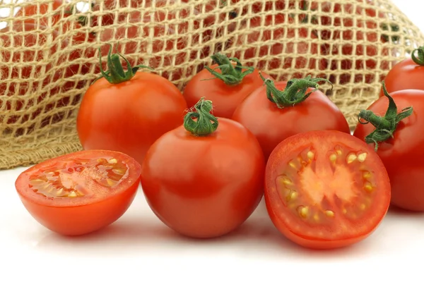 Taze domates ve bir kesim — Stok fotoğraf