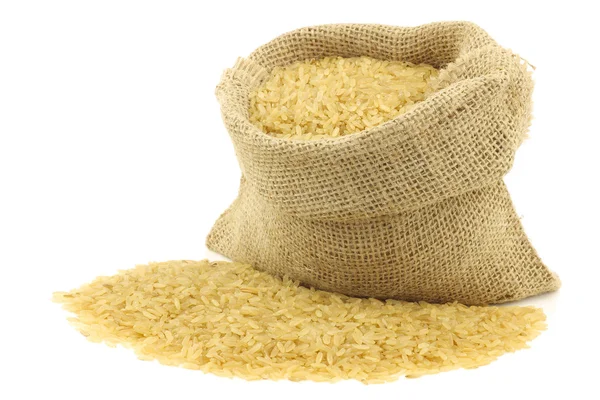 バーラップ袋に玄米 (全粒粉) — ストック写真