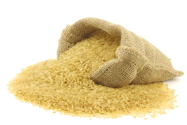 Ongepolijste rijst (volkoren) in een jute zak — Stockfoto