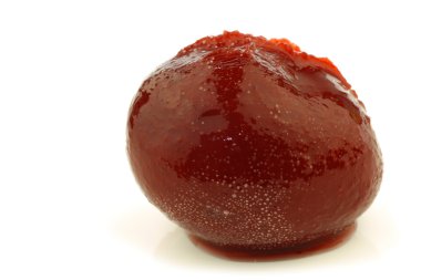 Şurup üzerinde renkli kırmızı Erik