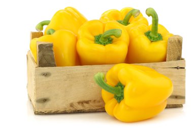 Sarı taze biber (capsicum) bir tahta bir sandık içinde