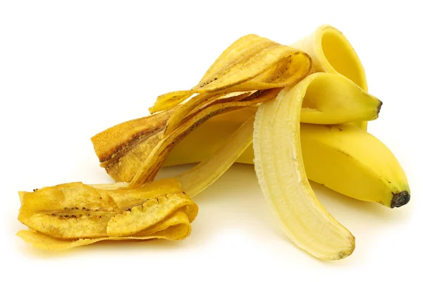 stock image Freshly baked banana chips and fresh bananas