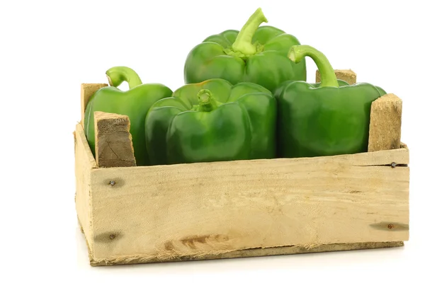 Peperoni verdi freschi (peperone) in una cassa di legno — Foto Stock