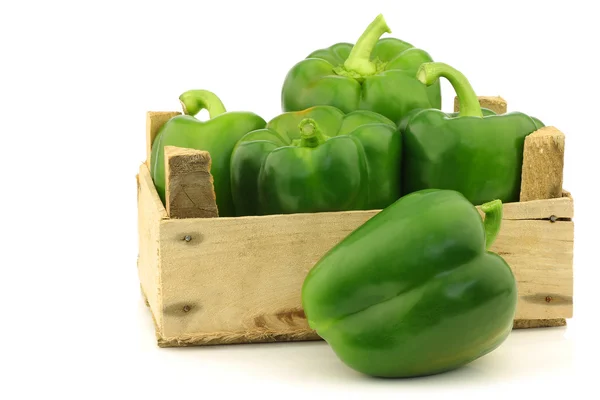 Paprika hijau segar (capsicum) dalam peti kayu — Stok Foto