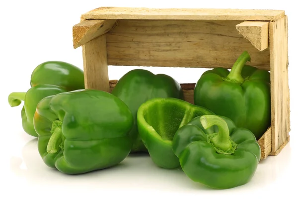 Čerstvé zelené papriky (kapie) v dřevěné bedně — Stock fotografie