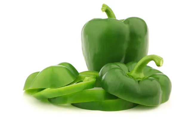 Зеленый болгарский перец (капсик) и нарезанный — стоковое фото