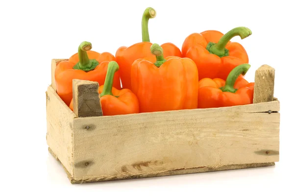 Färska orange paprika i en trälåda — Stockfoto