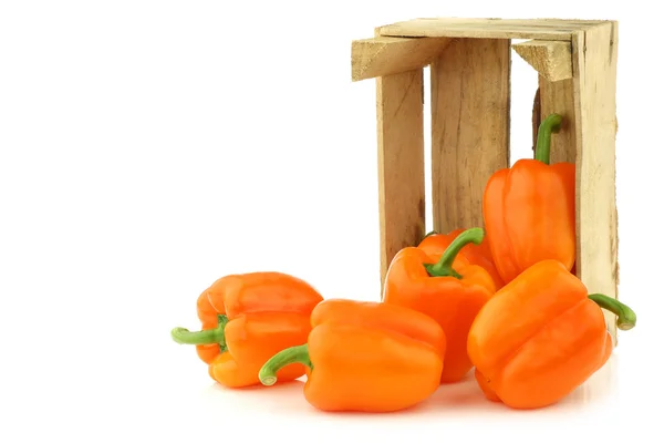 Peperoni arancioni freschi in una cassa di legno — Foto Stock