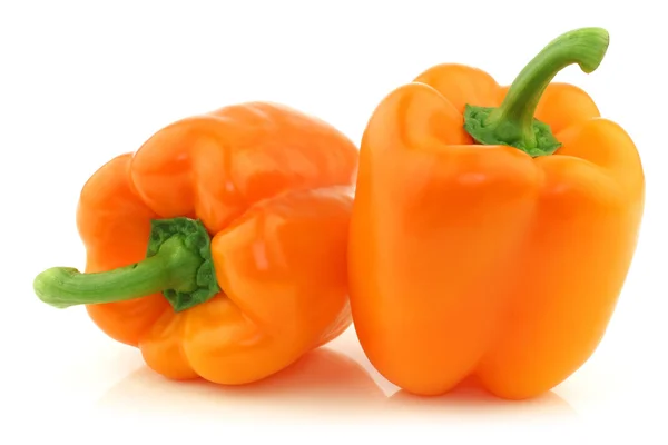 Zwei frische orangefarbene Paprika — Stockfoto