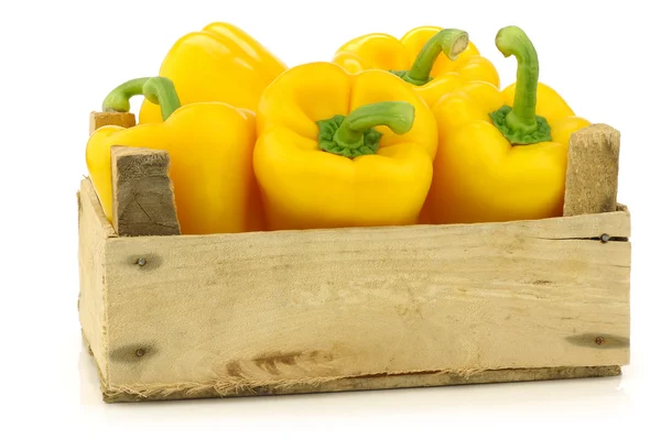 Peperoni freschi gialli (peperoni) a in una cassa di legno — Foto Stock