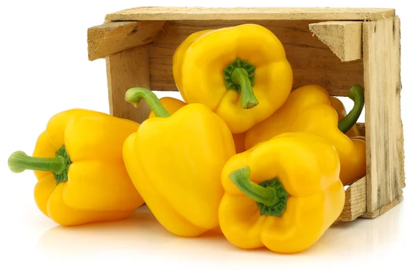 Verse gele paprika (capsicum) een in een houten krat — Stockfoto