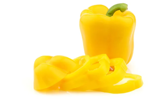Pepper(capsicum) φρέσκα κίτρινο καμπάνα και μια περικοπή ένα — Φωτογραφία Αρχείου