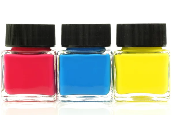 Trois bouteilles avec la peinture de couleurs primaires — Photo