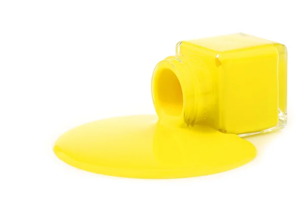 Pot en verre renversant de la peinture jaune — Photo