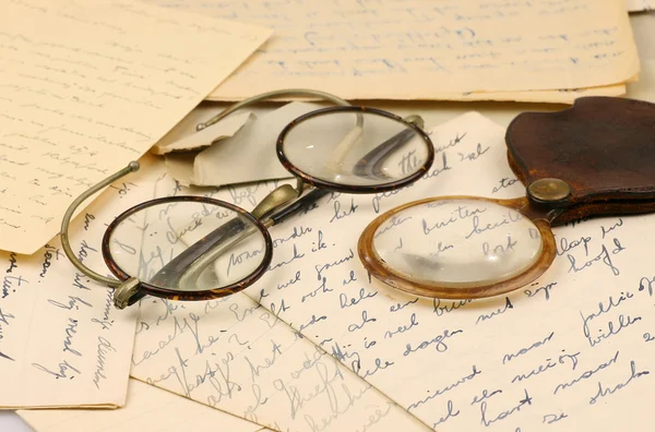 Par gamla glasögon och ett förstoringsglas — Stockfoto