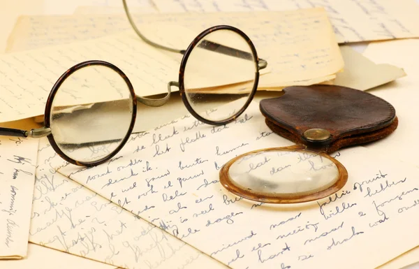 Старые очки и увеличительное стекло — стоковое фото