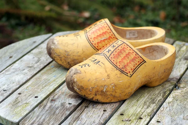 Par de sapatos tradicionais de madeira amarela holandesa — Fotografia de Stock