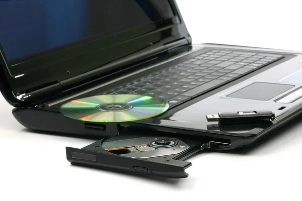 Laptop met dvd writer, dvd en geheugen stick — Stockfoto