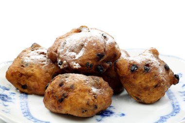 mavi ve beyaz tabakta akımları ile pişmiş toz Hollanda oliebollen