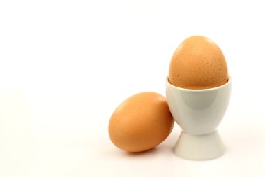 iki kahverengi yumurta ile bir eggcup