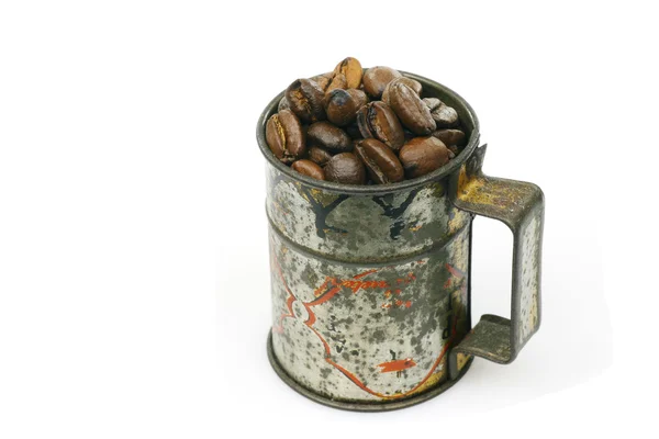Taza de medir con granos de café —  Fotos de Stock
