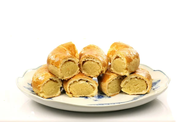 Rollos de masa con pasta de almendras en un plato — Foto de Stock