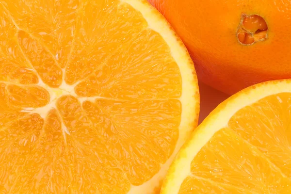 En helhet och en skivad apelsin — Stockfoto
