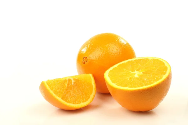 One whole and two slices of an orange — Stock Photo, Image