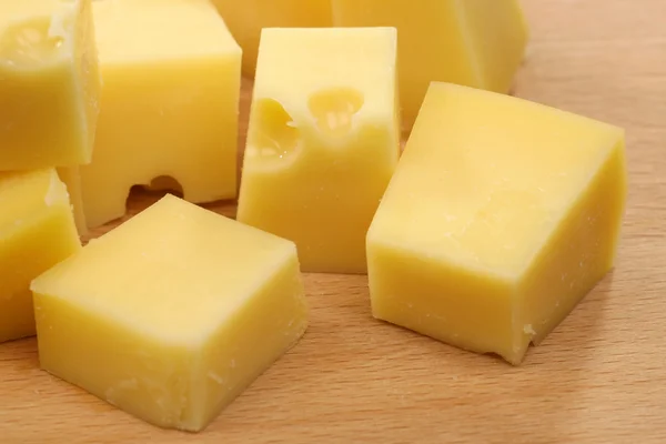 나무 쟁반에 네덜란드 치즈의 블록 — 스톡 사진