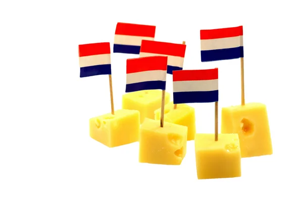 Blocos de queijo holandês com palitos de dentes de bandeira holandesa — Fotografia de Stock