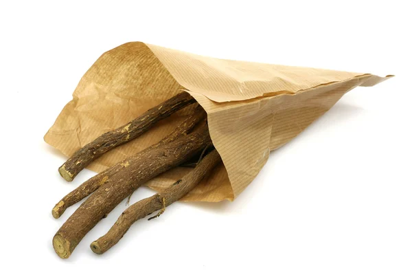 Meyan kökü ile bir kağıt çanta — Stok fotoğraf
