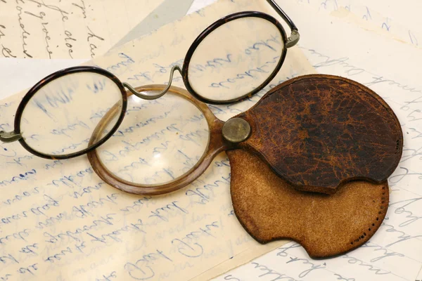 Ett par glasögon och ett förstoringsglas — Stockfoto