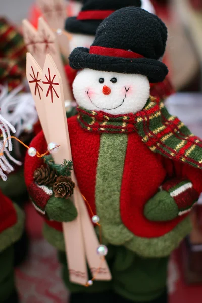 Кукла Снеговик с парой лыж — стоковое фото