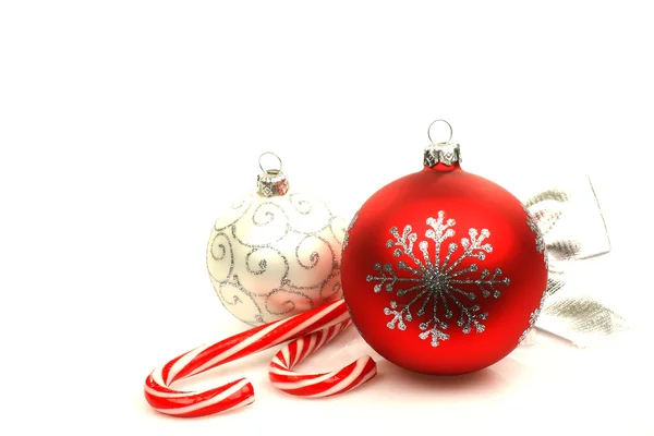 红色和白色圣诞球和两个圣诞糖果手杖 — 图库照片