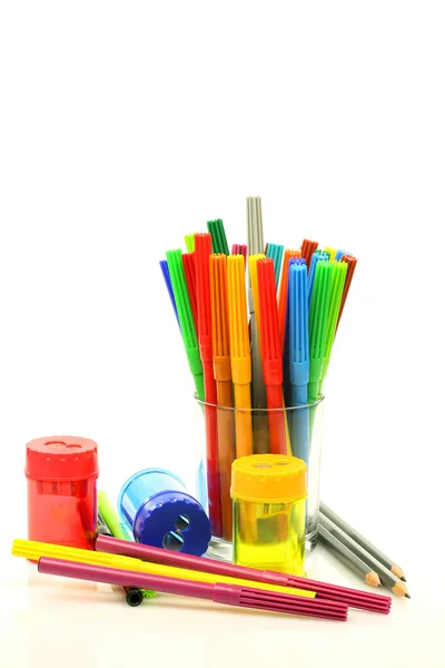 Renkli Keçeli Kalemler ve kurşun kalem sharpeners — Stok fotoğraf