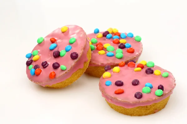Kuchen mit rosa Zuckerguss und bunten Streusel — Stockfoto