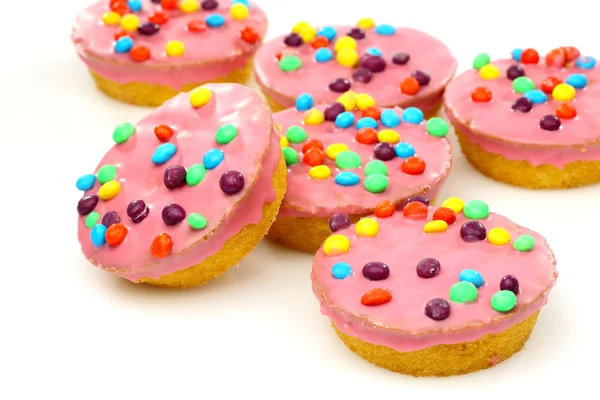Kuchen mit rosa Zuckerguss und bunten Streusel — Stockfoto