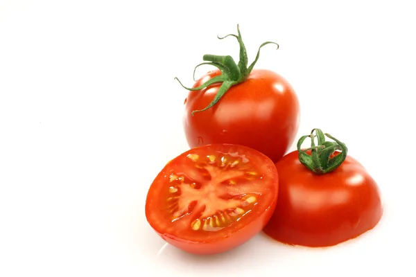 Eine frische ganze und eine in Scheiben geschnittene Tomate — Stockfoto