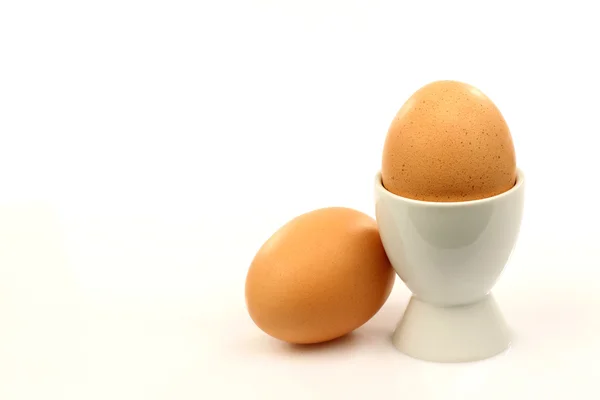 两个棕色蛋一 eggcup — 图库照片