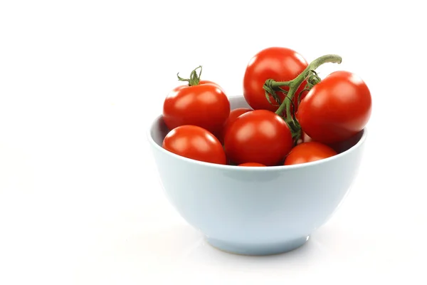Mavi bir kase taze domates — Stok fotoğraf