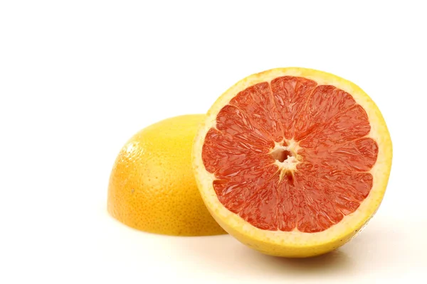 Свежий и сочный красный грейпфрут наполовину — стоковое фото