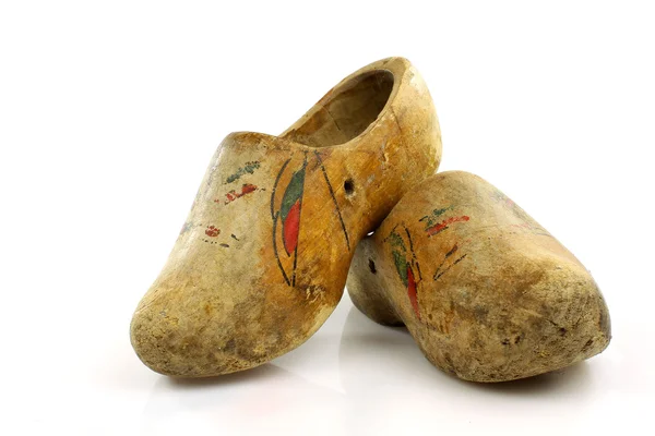 Dvojice velmi staré tradiční holandské zdobené dřevěné obuvi — Stock fotografie