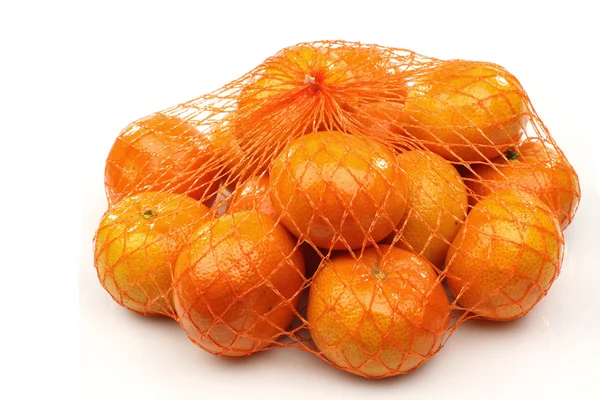 Mandarinas en una red de plástico rojo — Foto de Stock